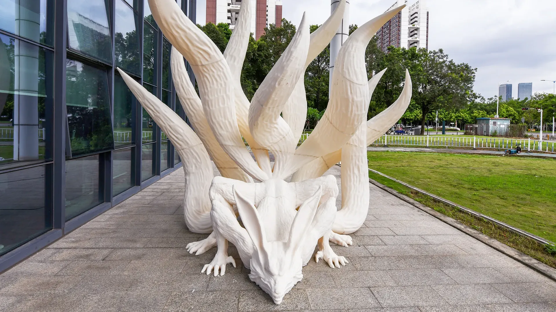Large-format sculpture printed with pellet extrusion, installed outdoors