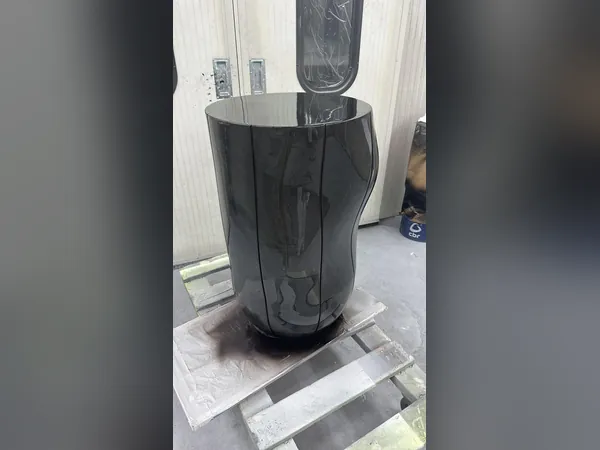 Large printed part and its tooling in the workshop
